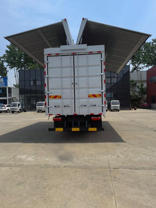 9.6米箱貨長途貨運(yùn)司機(jī)9.6米廂式貨車司機(jī)