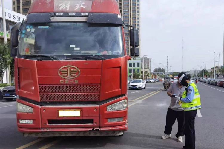 交警攔貨運(yùn)交警攔截貨車